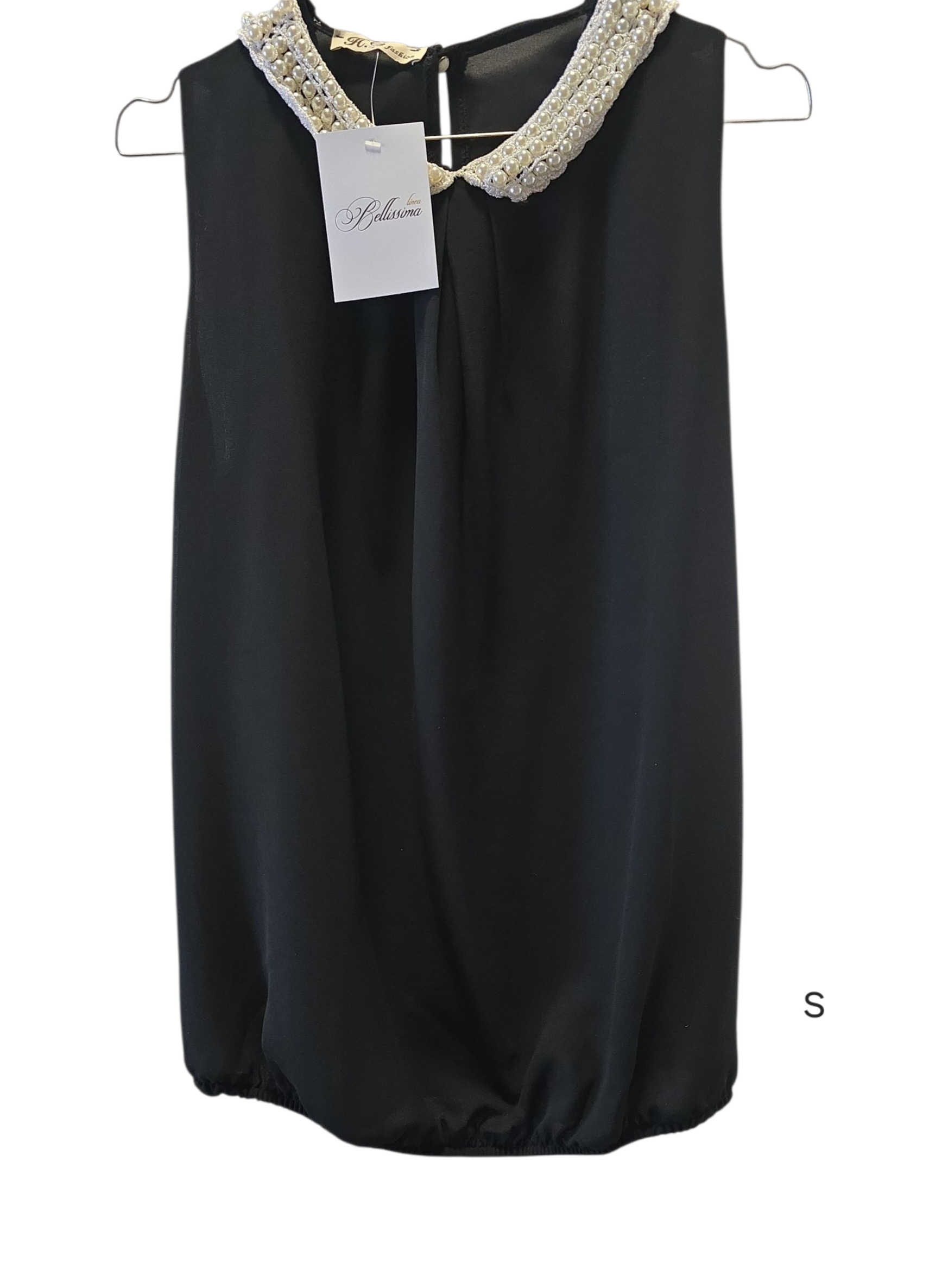 Top nero con colletto in perle